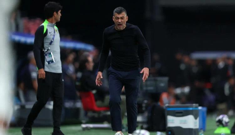 تصرف مفاجئ.. كونسيساو يغادر المؤتمر غاضبًا بعد خسارة الاتحاد أمام نيوم