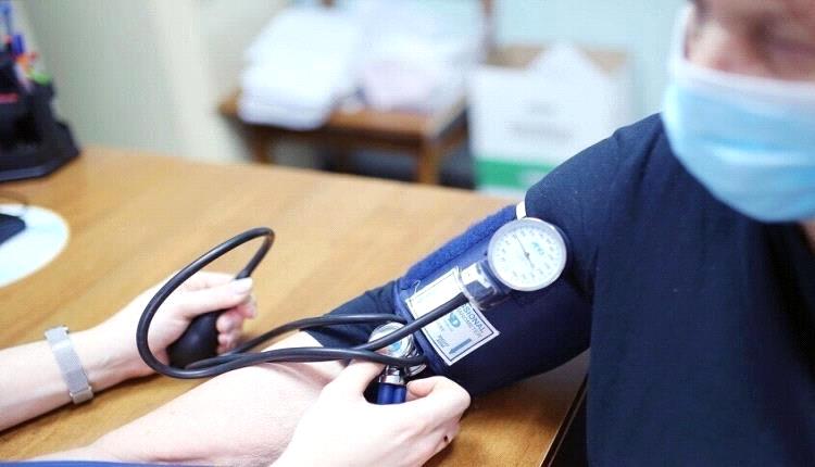 ألم الصدر ليس دائمًا قلبيًا.. مختص يوضح الأسباب الأكثر شيوعًا