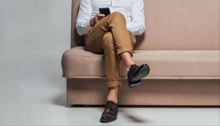 هل “وضعية الرجل على الأخرى” مضرّة فعلاً؟.. العلم يكشف الحقيقة وراء الاعتقاد الشائع