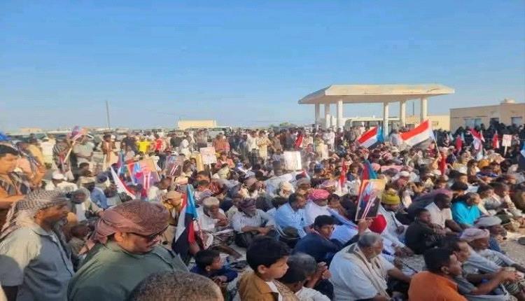 وقفة حاشدة في المسيلة بالمهرة تضامناً مع حضرموت ورفضاً للقمع