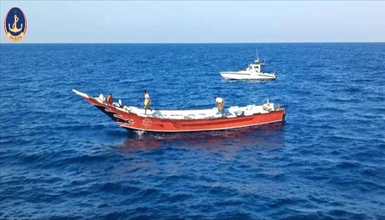 خفر السواحل اليمنية تحبط نشاط تهريب في المياه الإقليمية وتضبط قاربين بلا ترخيص