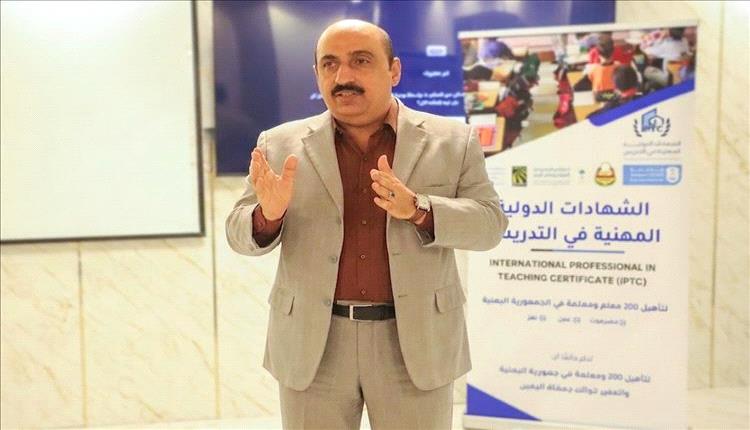 بعباد يتفقد مشروع الشهادات الدولية للتدريس بحضرموت ويشيد بالشراكات الداعمة