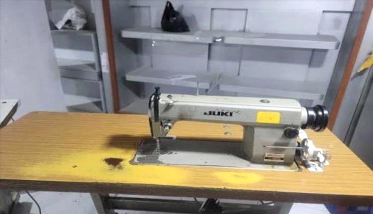 إجبار قسري يهدد لقمة العيش: الحوثيون يحولون ورش الخياطة في صنعاء لإنتاج شعارات خارجية