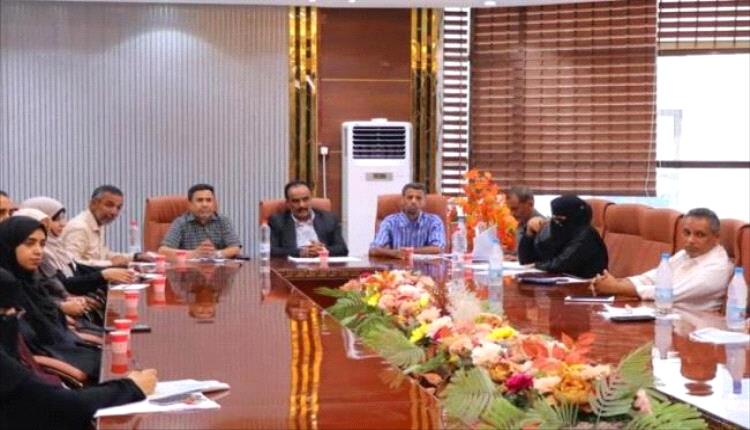 تنفيذي خور مكسر يناقش مستوى أداء المكاتب التنفيذية 