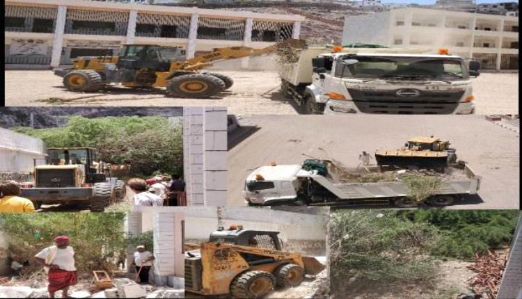 تنفيذ حملة لازالة الاشجار والمخلفات في ثانوية جرادة بالتواهي