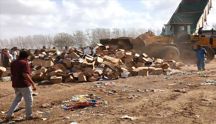 المنصورة بعدن تتلف 8 أطنان من المواد الغذائية الفاسدة وتكثف الرقابة الصحية