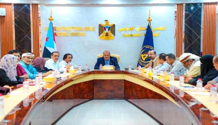 الانتقالي الجنوبي يرفض أوامر القبض ويؤكد استمراره السياسي