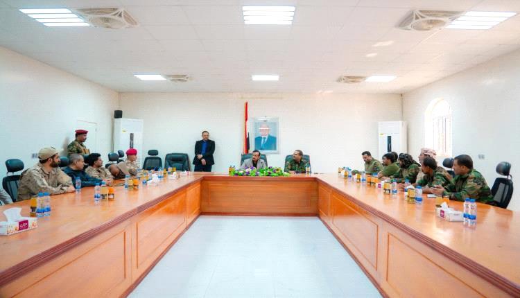 محافظ شبوة يعزز الجاهزية القتالية لقوات الدفاع ويشدد على الأمن والتنسيق المشترك