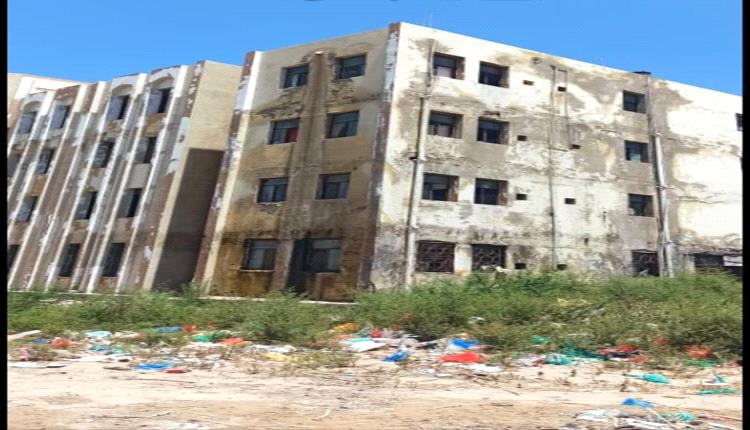 سكن جامعة عدن في مدينة الشعب على حافة الخطر.. طلاب يحذرون من انهيار وشيك