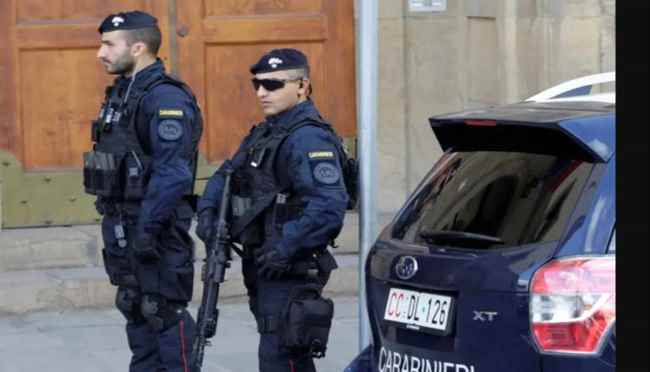 مسلحون احتجزوا رهائن ساعتين داخل مصرف في نابولي قبل أن يلوذوا بالفرار
