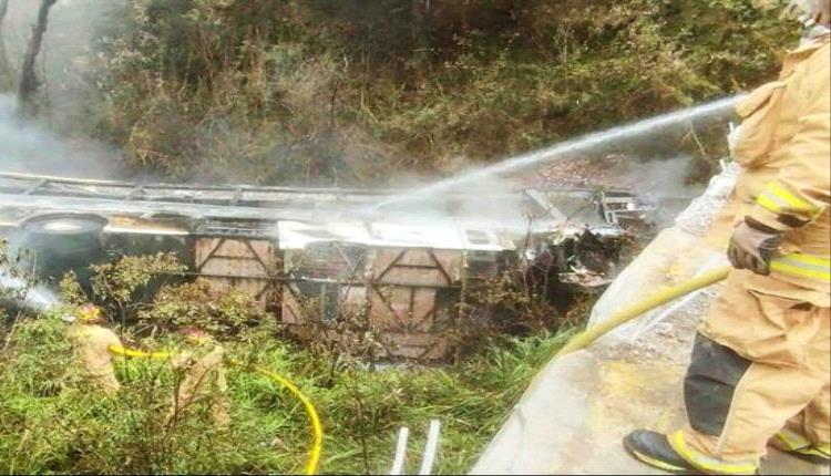 مأساة في أزواي: 11 قتيلاً إثر سقوط حافلة في وادٍ بالإكوادور