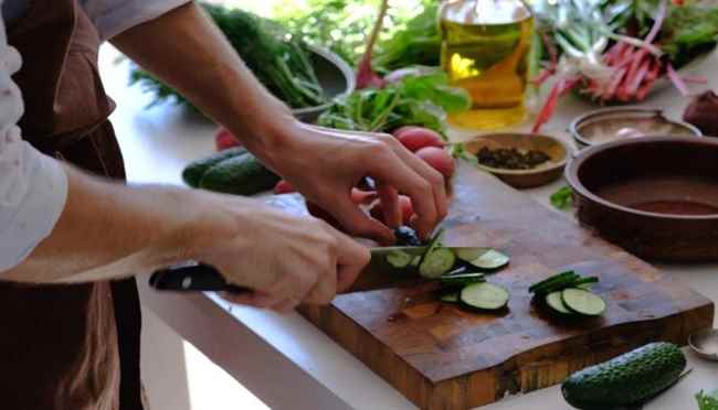 ماذا يأكل مريض القولون العصبي؟ أطعمة يجب الابتعاد عنها وأخرى مفيدة