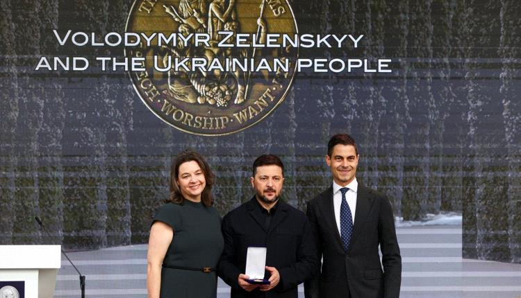 زيلينسكي يفوز بجائزة "الحريات الأربع الدولية"