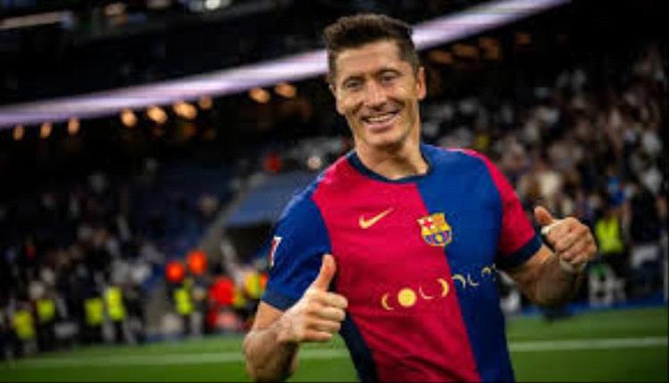 ليفاندوفسكي يرفض الحديث عن العروض قبل حسم مستقبله مع برشلونة