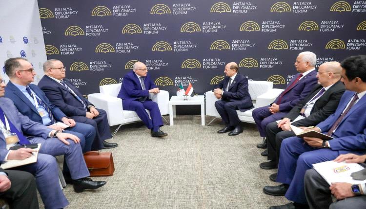 اليمن والجزائر تبحثان تعزيز التعاون الثنائي وتطوير العلاقات في أنطاليا
