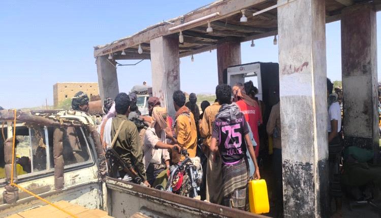 أزمة وقود خانقة تشل حركة النقل في أحور وتفاقم معاناة المواطنين