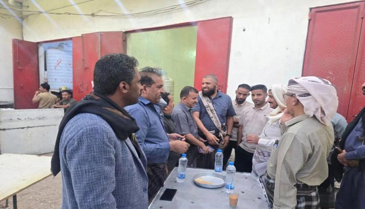 من السوق إلى “مقهى قائد”.. محافظ شبوة يختار القرب من الناس في جولة ميدانية بعتق