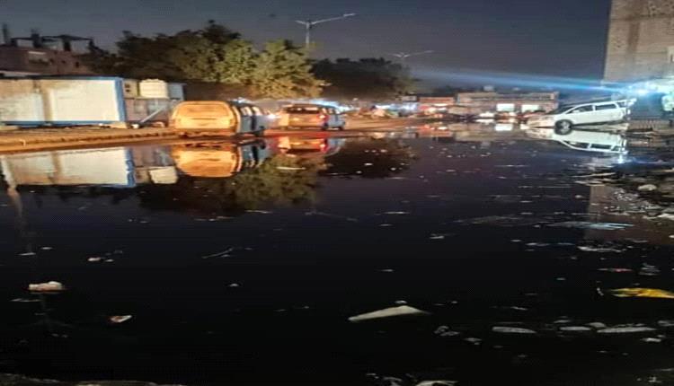 كارثة بيئية في الممدارة بعدن.. طفح المجاري يشل الحركة ويهدد الصحة العامة