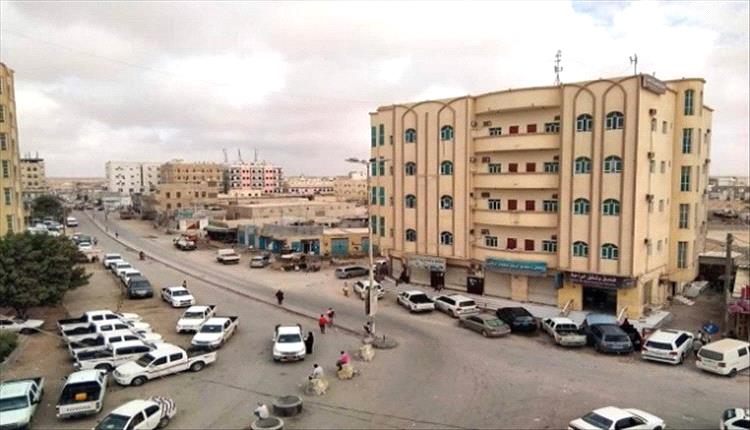 لغز الدم في الغيضة.. مقتل شاب داخل سيارته يهز المهرة