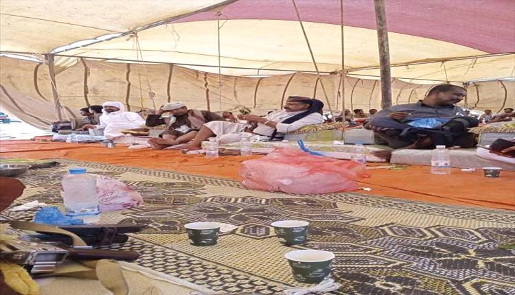 وفد رسمي من شبوة يعزّي أسرة الشهيدين العظمي بتوجيهات المحافظ