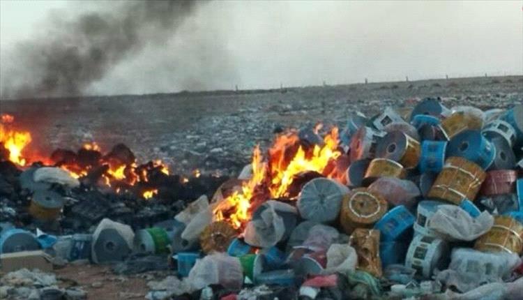 حضرموت تشدد الرقابة: إتلاف كميات ضخمة من سلع مخالفة في منفذ الوديعة