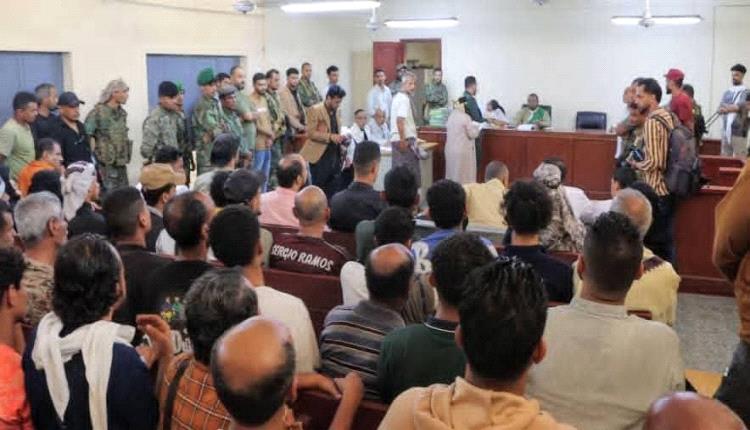 محاكمة مقتل سائق باص في كريتر.. اعتراف جزئي ودفع بعدم الإدراك يؤجّل الحسم