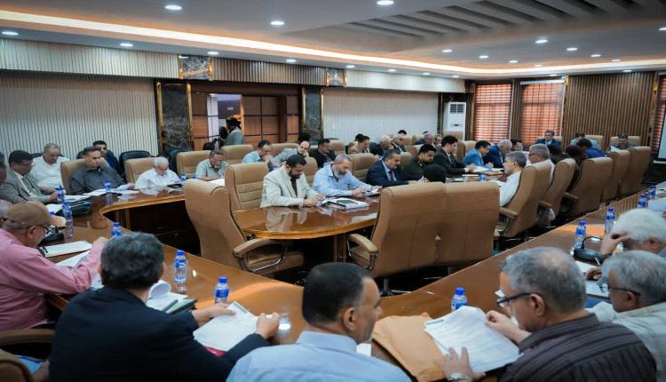 محافظ العاصمة عدن يناقش أوضاع قطاعي الكهرباء والصحة