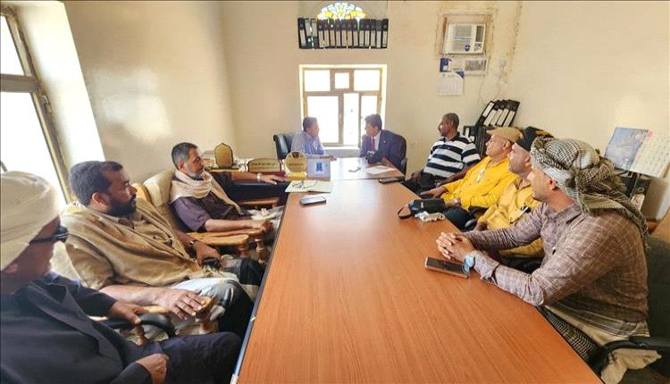 بحث سبل تطوير المنشآت الرياضية في سقطرى خلال لقاء رسمي بين الشباب والرياضة وقيادة المحافظة