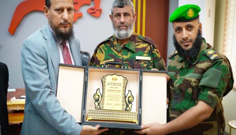 محافظ العاصمة عدن يكرّم القيادة السابقة لوحدة حماية الأراضي تقديراً لجهودها في حفظ التخطيط العمراني