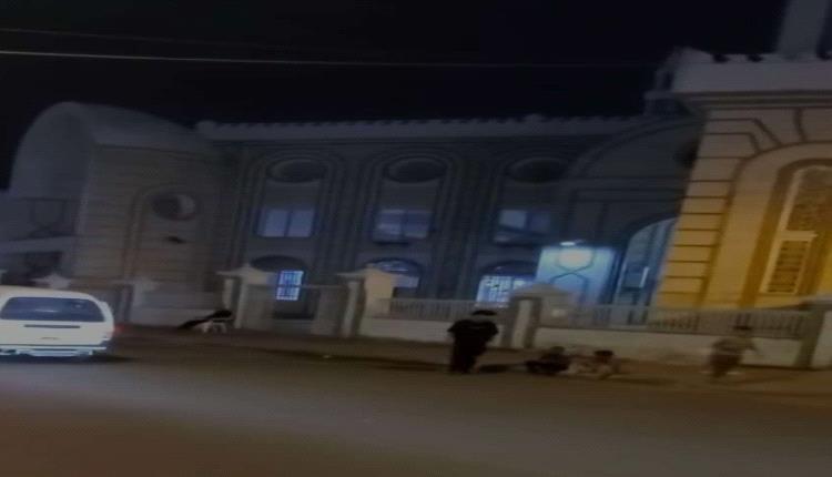 سرقة حذاء كاتب داخل مسجد بعدن تثير استياء واسعًا