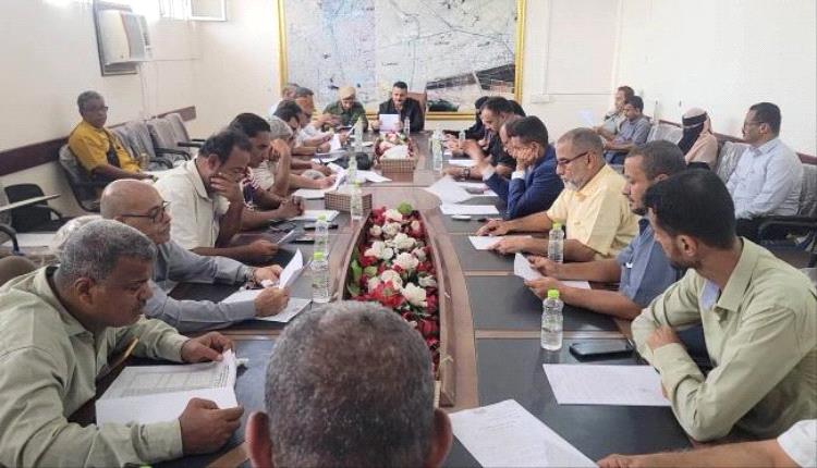 مدير عام المنصورة يناقش تقارير مكتبي المالية والتربية والتعليم