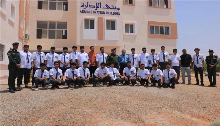 زيارة طلابية لثانوية المعارف إلى كلية الشرطة بحضرموت لتعزيز التوجه نحو العمل الأمني