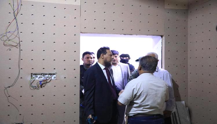 محافظ العاصمة عدن يطلع على سير أعمال الترميم والتأهيل لمبنى إذاعة وتلفزيون عدن