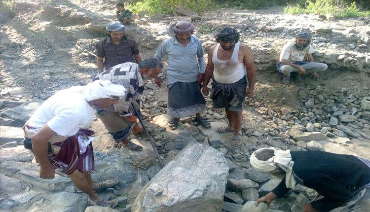 مبادرة مجتمعية في فلاحة لإعادة فتح طريق مغلق بسبب السيول بجهود الأهالي