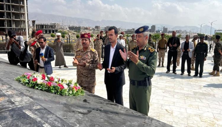 قيادات حضرموت تضع إكليلا من الورود على ضريح الجندي المجهول إحياءً للذكرى العاشرة لتحرير الساحل