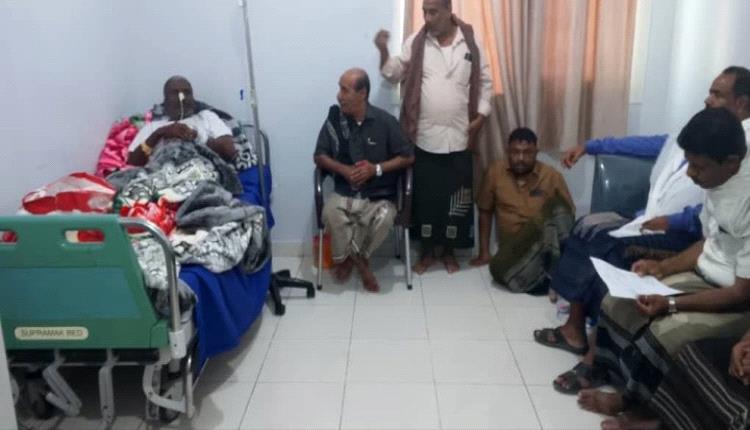 رئيس انتقالي المكلا يطمئن على صحة المناضل جمعان باموزه بعد عملية جراحية ناجحة