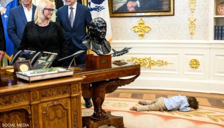 طفل يخطف الأنظار بالمكتب البيضاوي أثناء خطاب ترامب