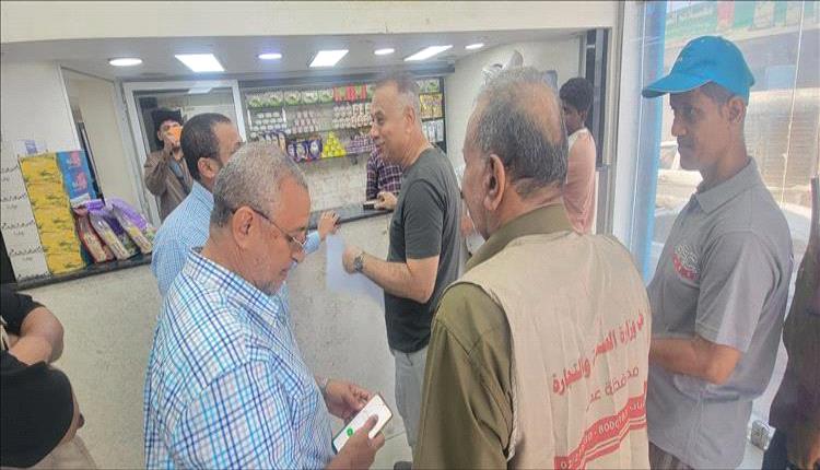 حملة رقابية في المعلا بعدن لضبط أسعار الجملة والتزام التجار بالتسعيرة الرسمية