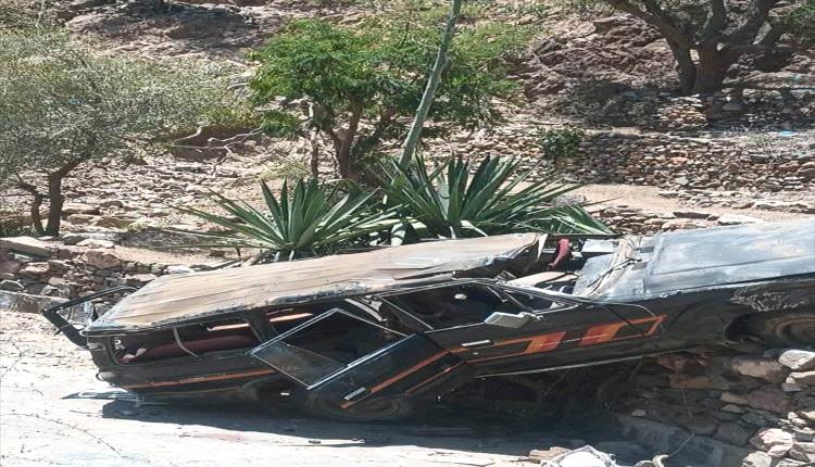 وفاة وإصابات في انقلاب سيارة تقل تربويين بمرتفعات القبيطة في لحج