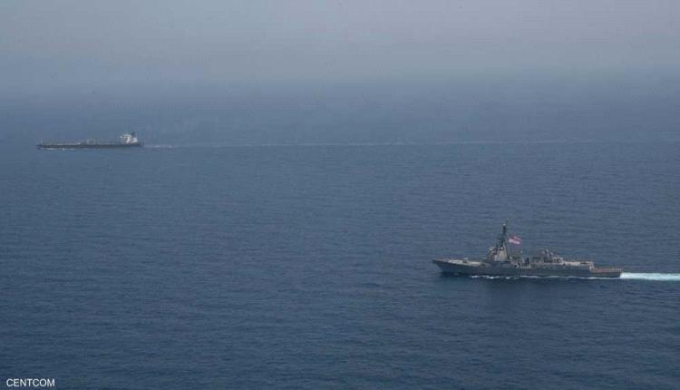 مدمرة ومروحية أميركيتان تعترضان ناقلة نفط إيرانية