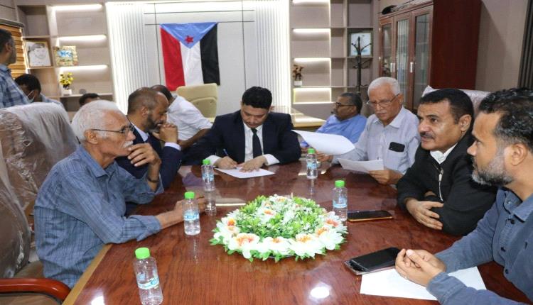 إجراء عملية الاستلام والتسليم في مديرية البريقة بعدن بين المدير السابق والجديد