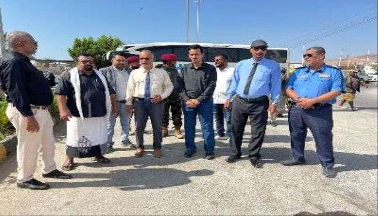 وكيل حضرموت يدشن حملة نظافة وتحسين شاملة في المكلا ويتفقد حملة ترقيم المركبات