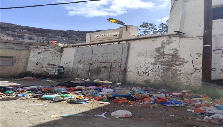 تكدّس القمامة في التواهي بعدن يثير استياء السكان ومخاوف صحية متزايدة