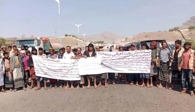 احتجاجات حاشدة تحذر من كارثة بيئية بسبب مصنع الإسمنت