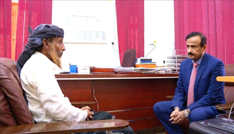 محافظ شبوة يعزي أسرة الشابين الغريقين ويوجه بدعم إنساني عاجل