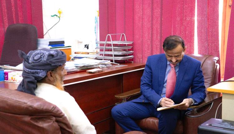 محافظ شبوة يلتقي أسرة شقيقين غرقا في رضوم ويوجه بدعم إنساني وتعزيز إجراءات السلامة البحرية