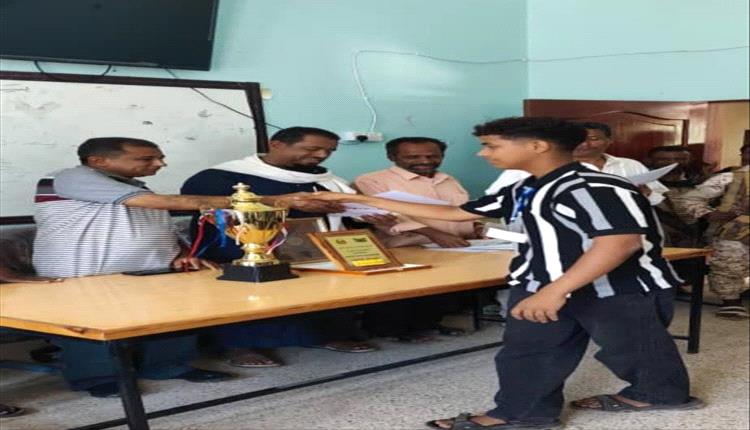 مدير عام خنفر يكرّم أبطال التفوق العلمي والرياضي ويؤكد ريادة المديرية في أبين
