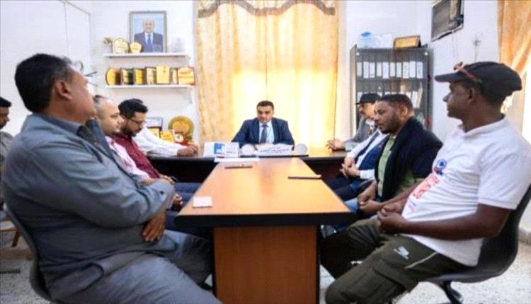 السقطري يبحث إعادة تفعيل العدادات الذكية لتحسين كهرباء سقطرى