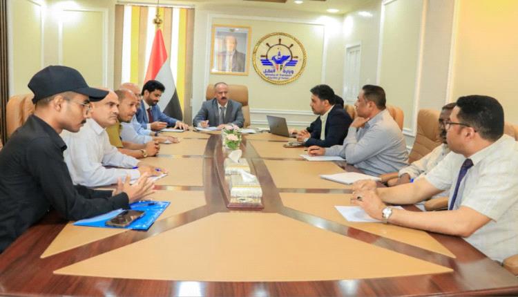 وزير النقل يشدد على توحيد الجهود لتنظيم قطاع النقل في المحافظات المحررة
