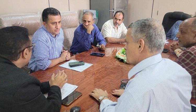 القائم بأعمال مدير عام البريقة يناقش القضايا الخدمية في المديرية 
